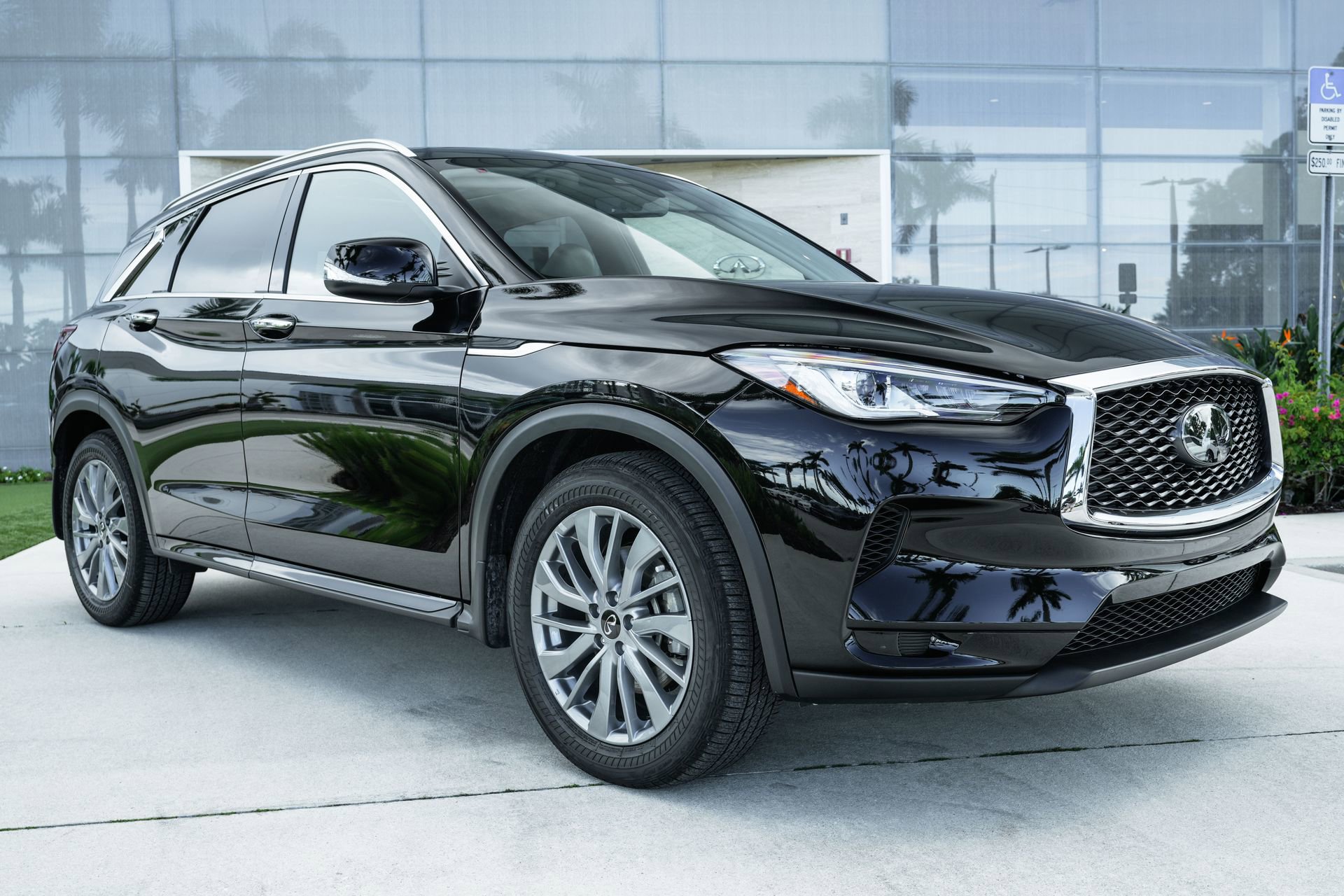 Used 2025 INFINITI QX50 Luxe image 2