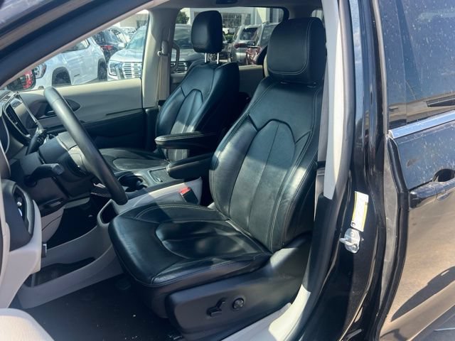 Used 2022 Chrysler Pacifica Touring-L FWD image 5