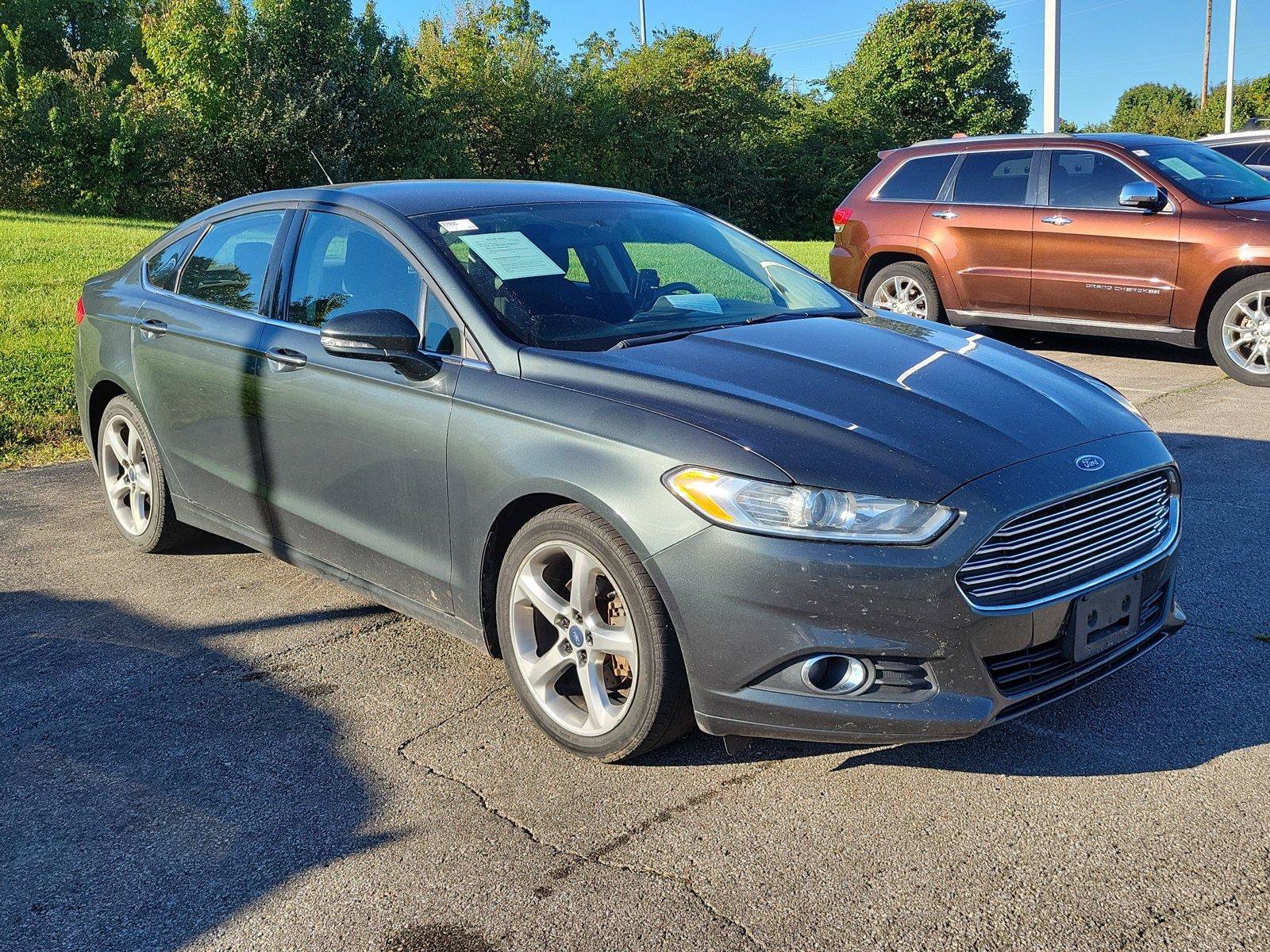 Used 2016 Ford Fusion SE FWD image 2