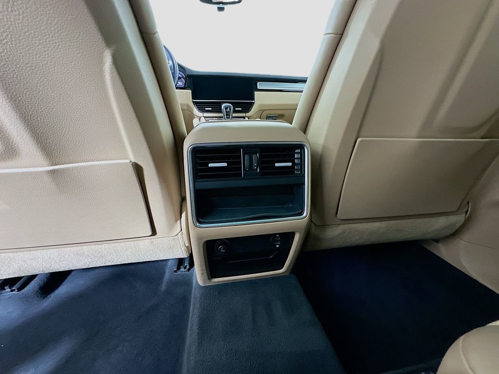 Certified 2022 Porsche Cayenne Platinum Edition image 27