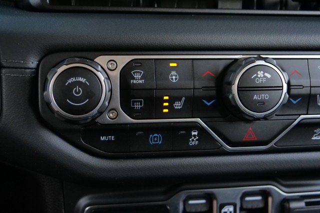 Used 2024 Jeep Wrangler Unlimited Sahara w/ Technology Group image 15