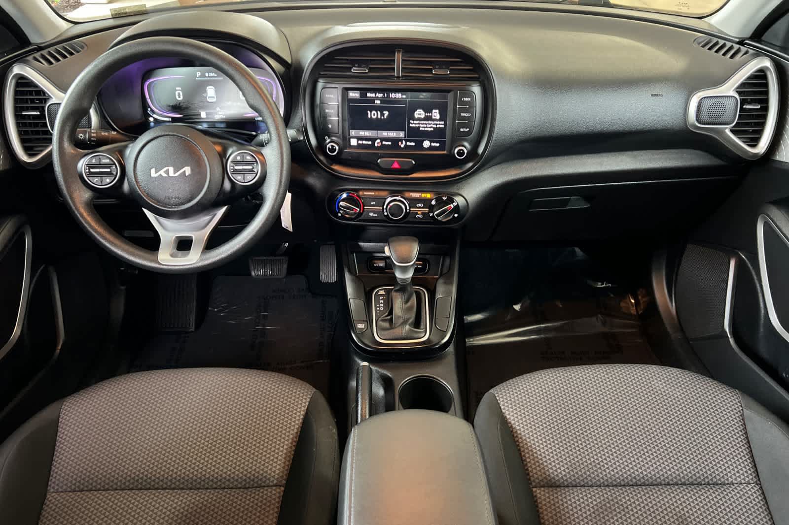 Used 2025 Kia Soul LX w/ LX Technology Package FWD image 3