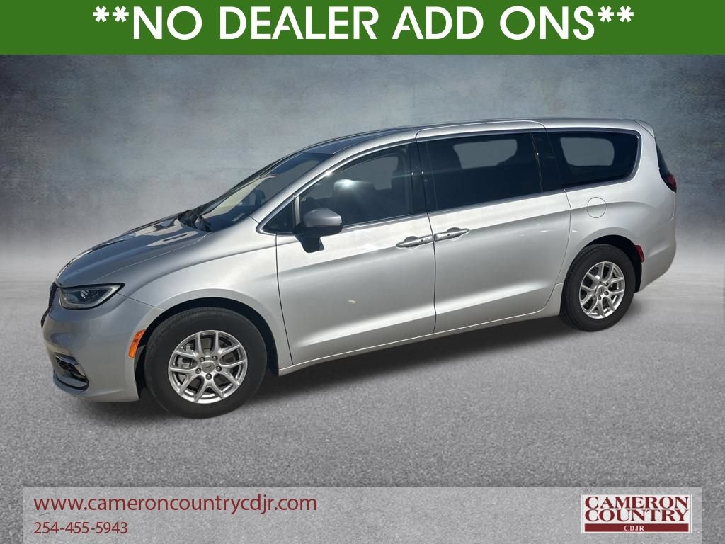 Used 2023 Chrysler Pacifica Touring-L FWD image 1