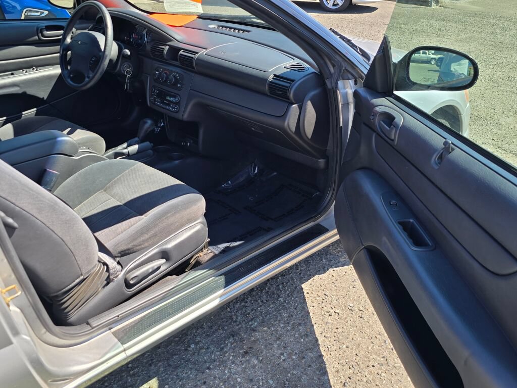 Used 2004 Chrysler Sebring LX FWD image 10