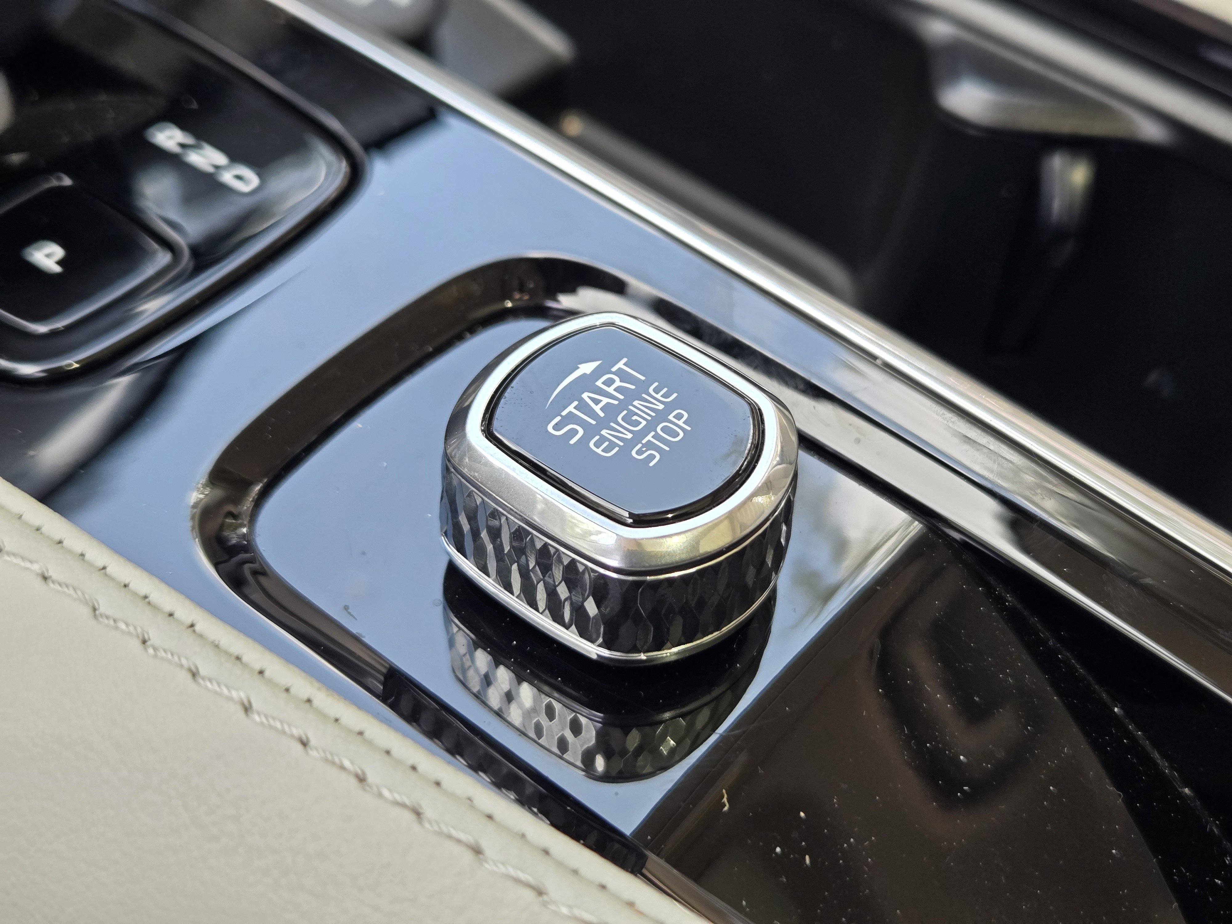 Certified 2025 Volvo XC90 T8 Plus w/ Protection Package Premier image 24