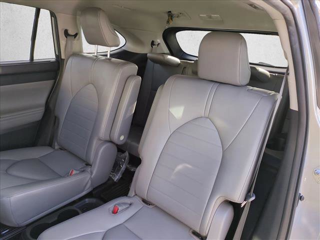 Used 2022 Toyota Highlander XLE AWD/4WD image 19