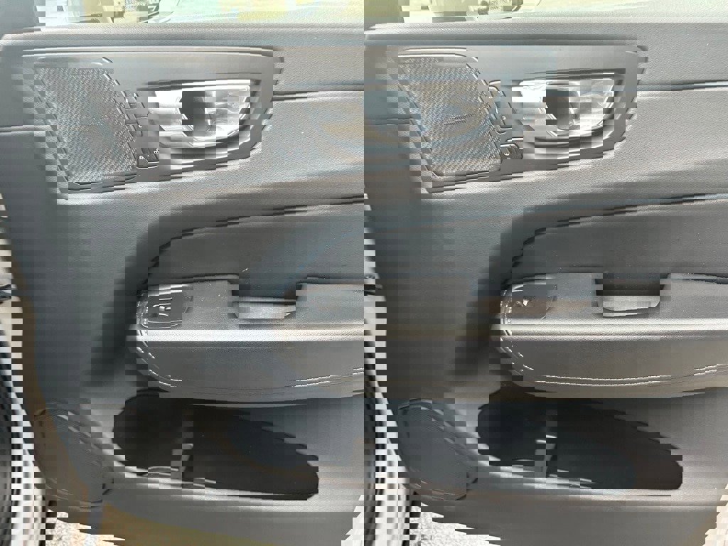 Certified 2022 Volvo XC60 B5 Inscription w/ Advanced Package image 18