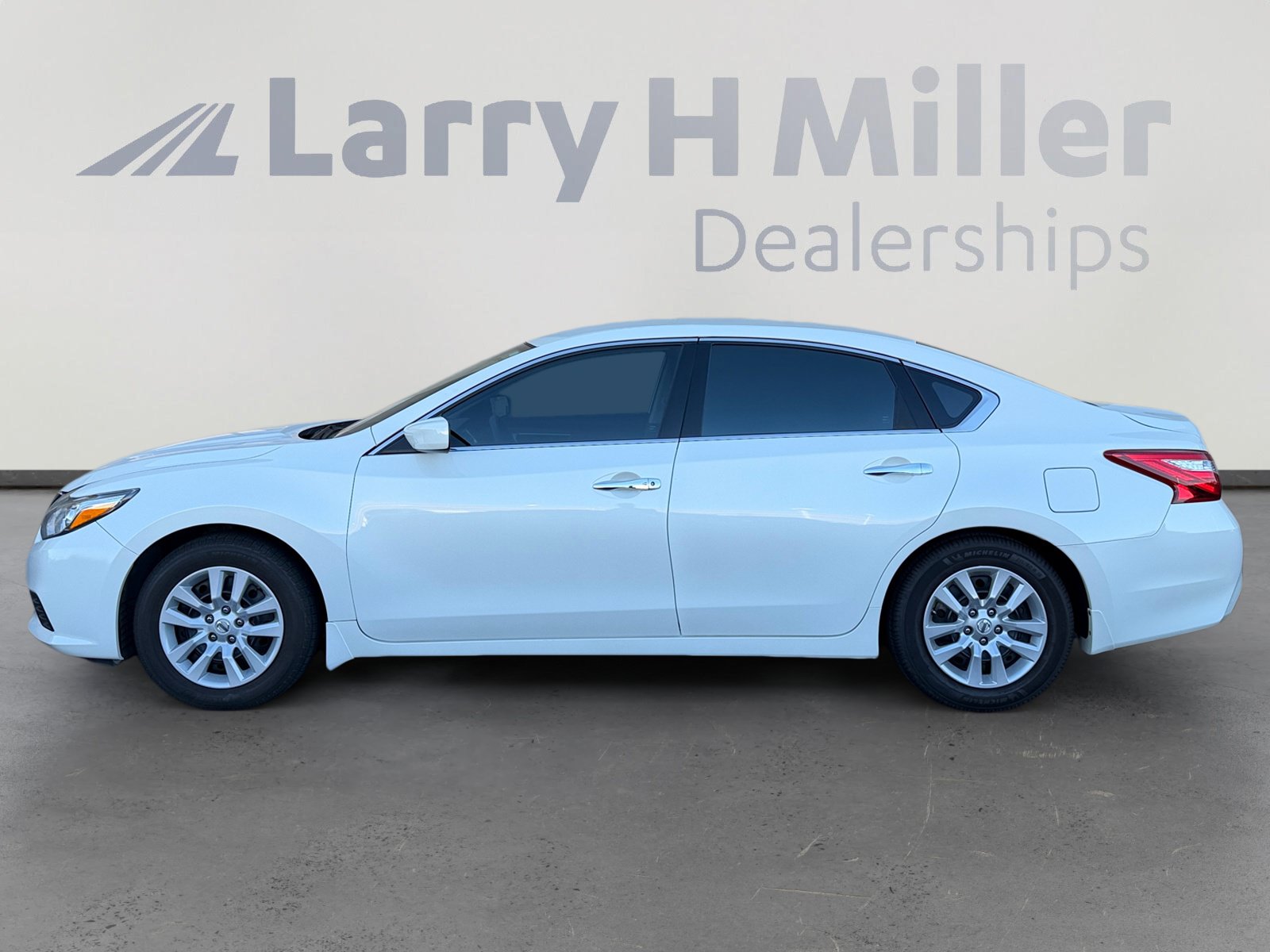 Used 2017 Nissan Altima 2.5 S w/ Power Driver Seat Package FWD image 2
