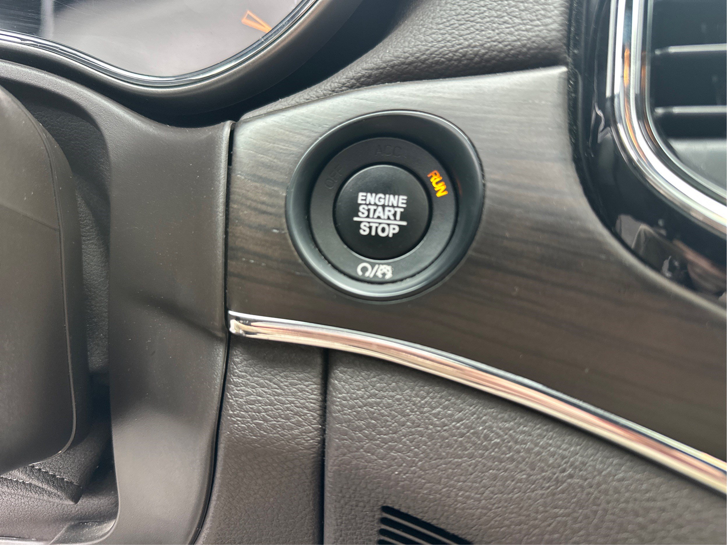 Used 2019 Jeep Grand Cherokee Overland w/ Interior Metal Package AWD/4WD image 35