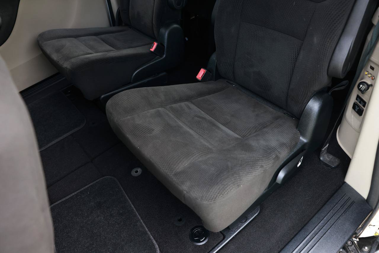 Used 2016 Dodge Grand Caravan SXT w/ Rear Park Assist Package FWD image 10