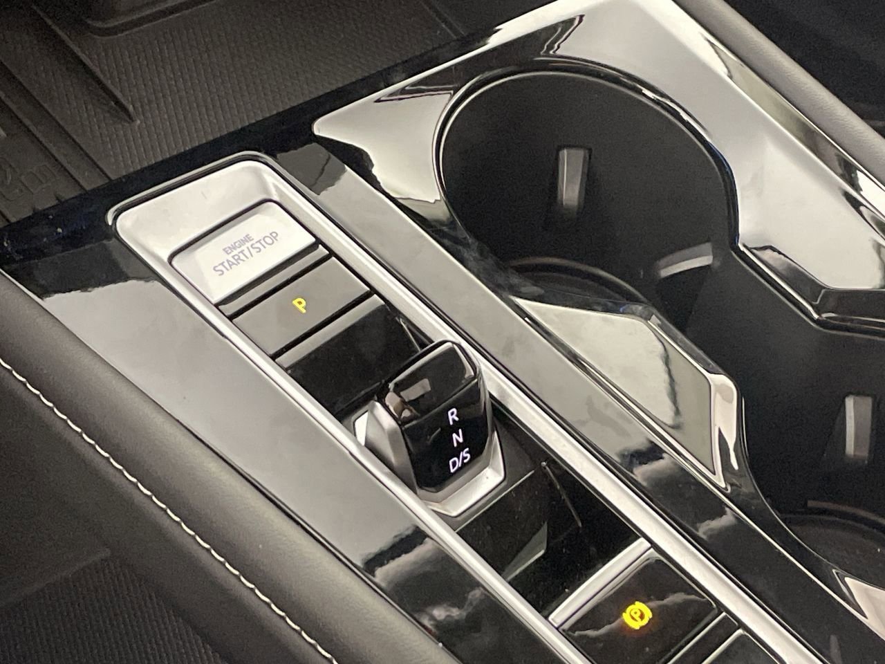 Used 2025 Volkswagen Atlas SEL image 14