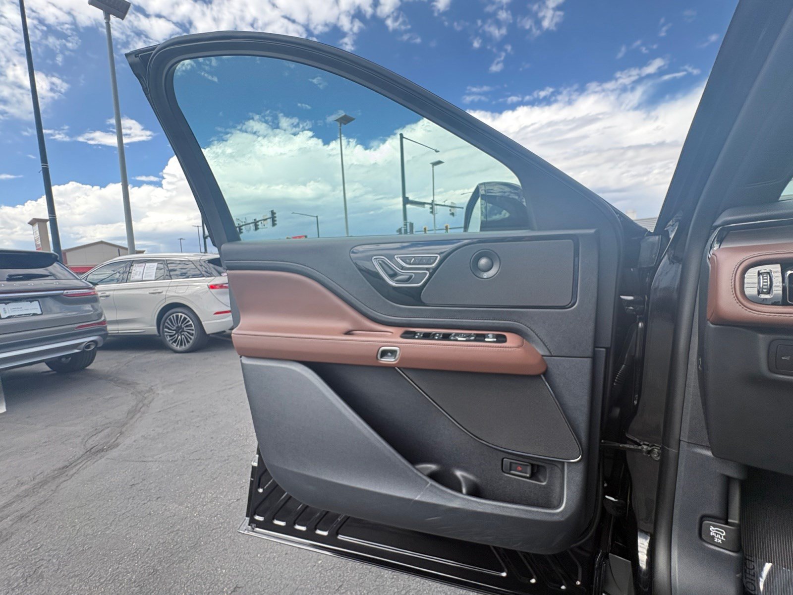 Certified 2026 Lincoln Aviator Reserve w/ Jet Appearance Package AWD/4WD image 17