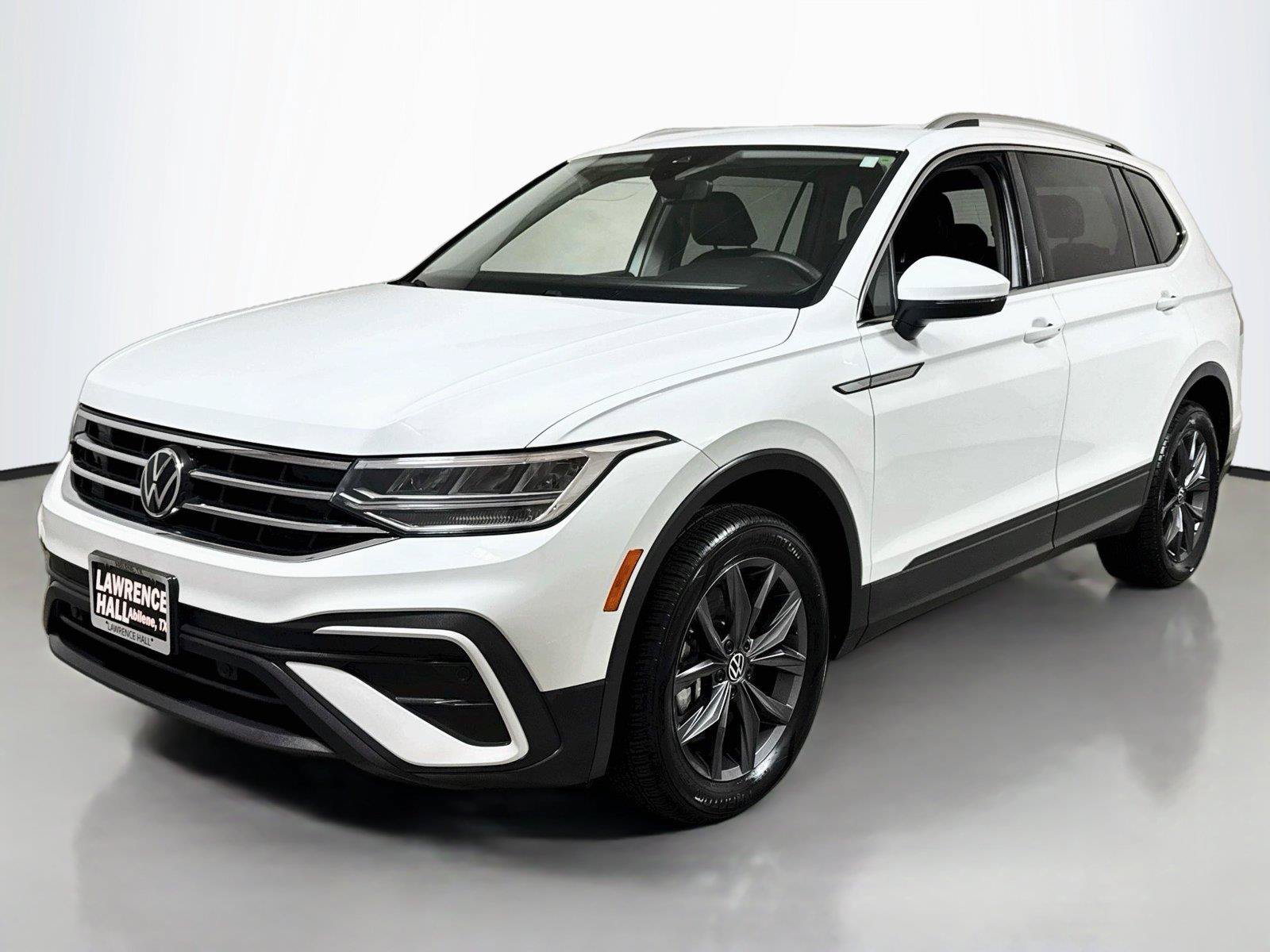 Used 2022 Volkswagen Tiguan SE FWD image 1