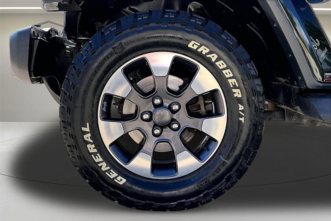 Used 2018 Jeep Wrangler Unlimited Sahara AWD/4WD image 35