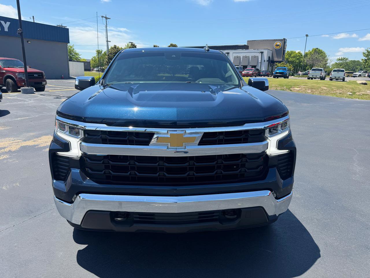 Used 2022 Chevrolet Silverado 1500 LT w/ Z71 Off-Road Package AWD/4WD image 2