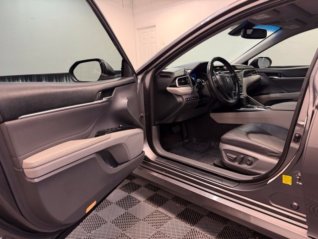 Used 2018 Toyota Camry XLE FWD image 11
