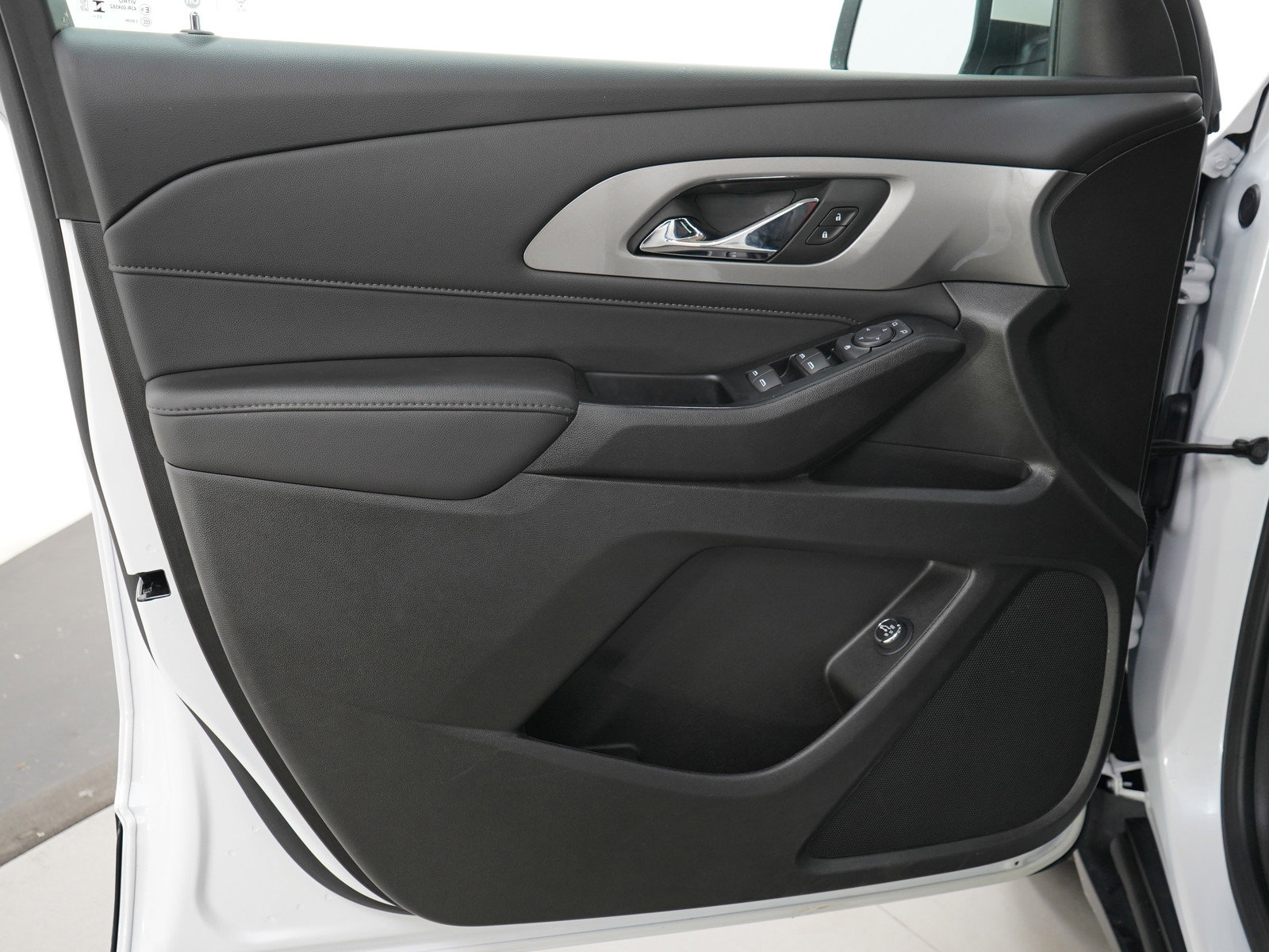 Used 2024 Chevrolet Traverse LT w/ Rear Camera Mirror Package image 24