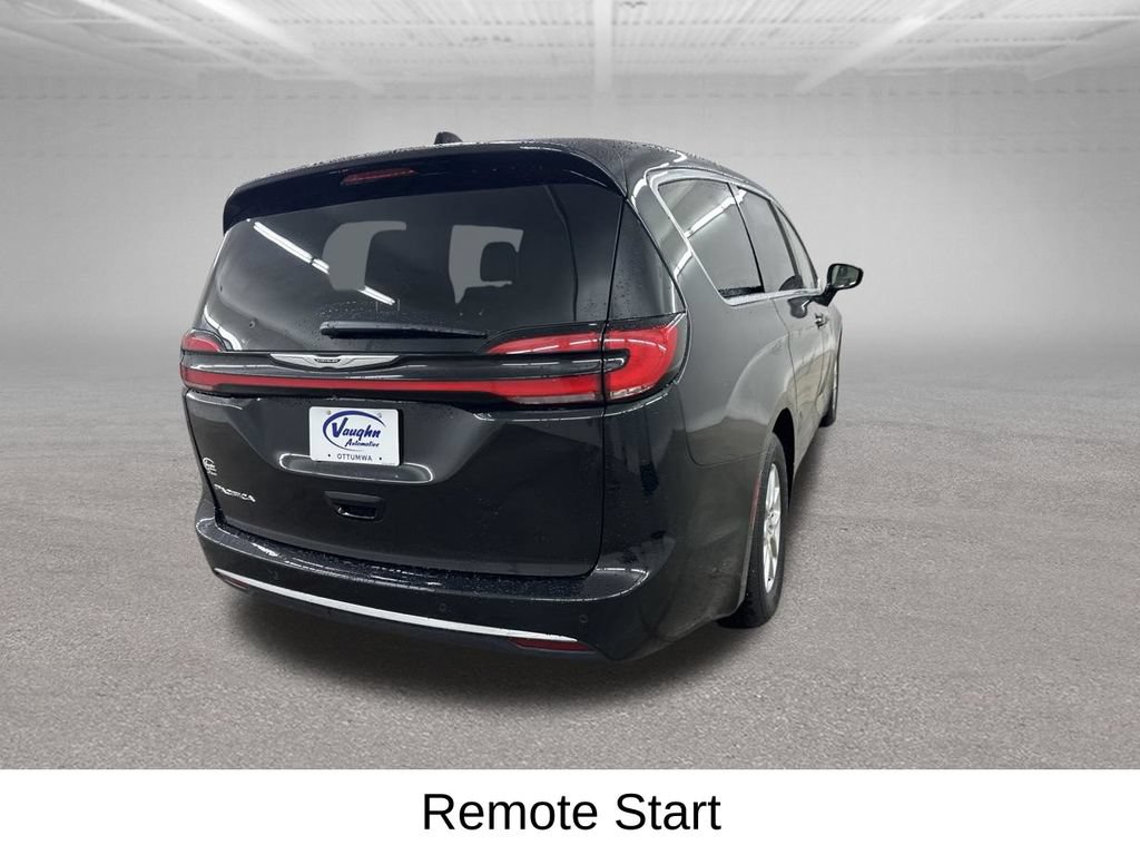 Used 2025 Chrysler Pacifica Select FWD image 13