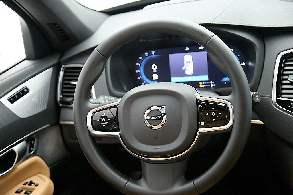 Certified 2024 Volvo XC90 T8 Ultimate w/ Protection Package Premier AWD/4WD image 31