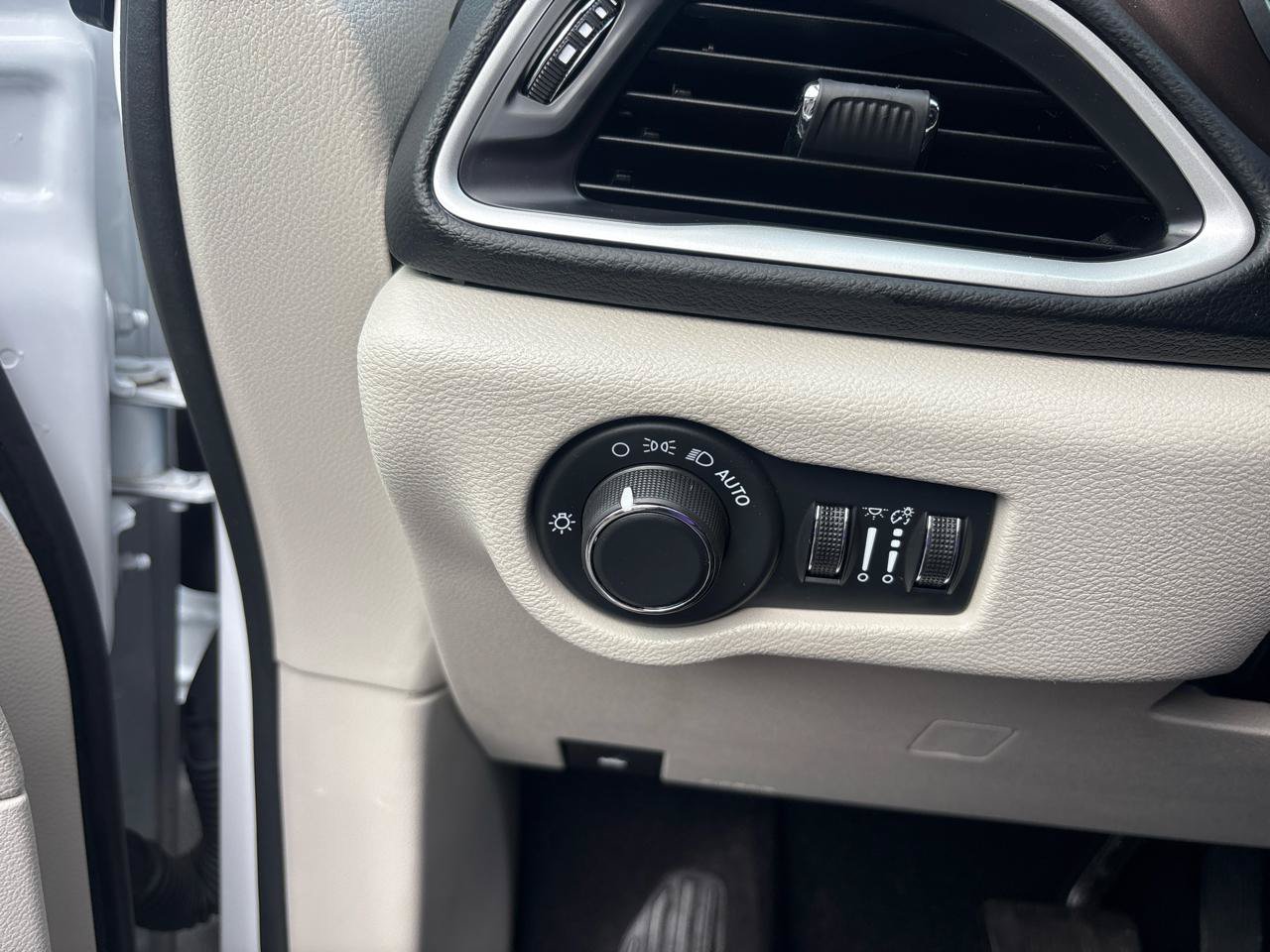 Used 2024 Chrysler Voyager LX FWD image 12