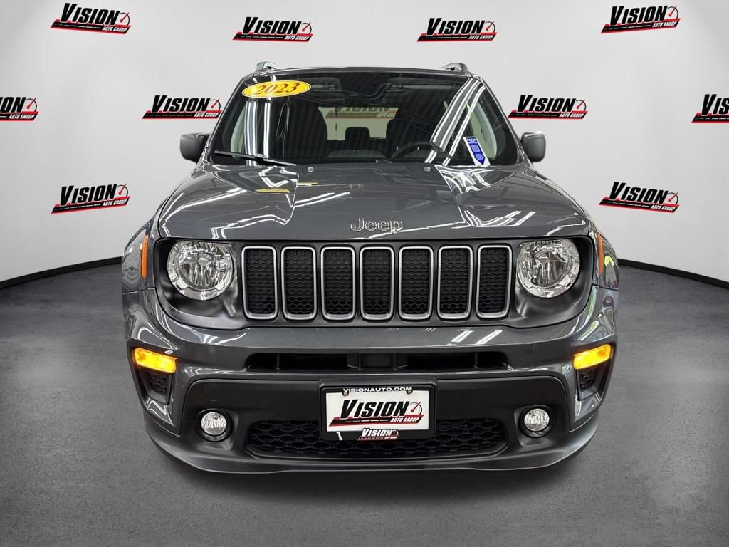 Used 2023 Jeep Renegade Latitude w/ Sun/Sound Group AWD/4WD image 2