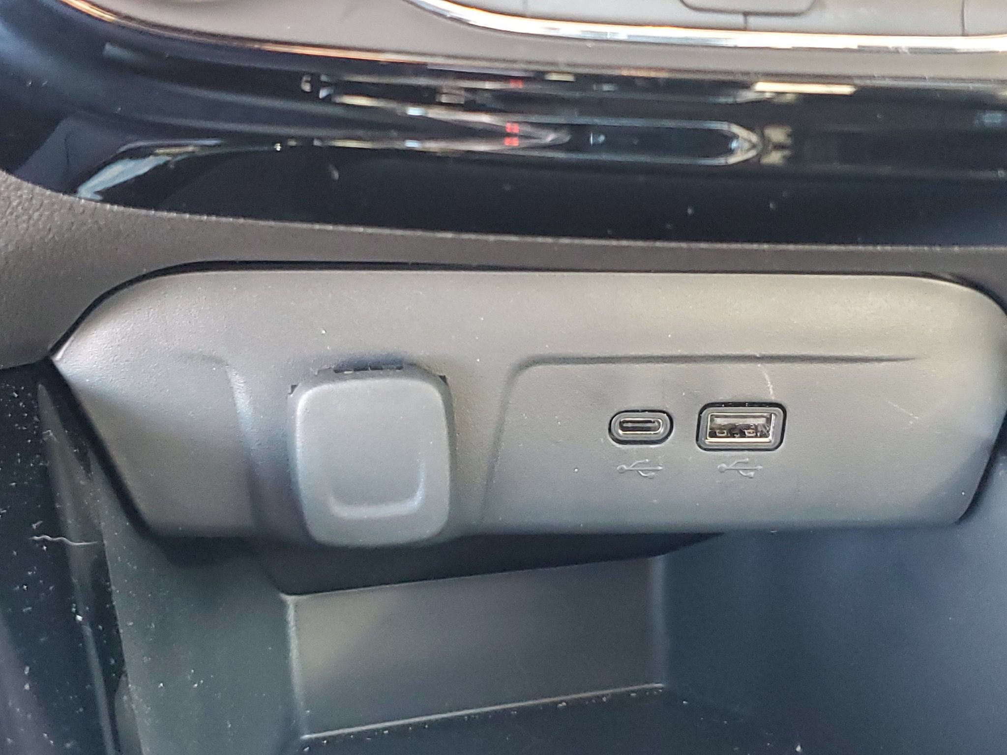 Used 2025 Chevrolet Trax LT FWD image 24