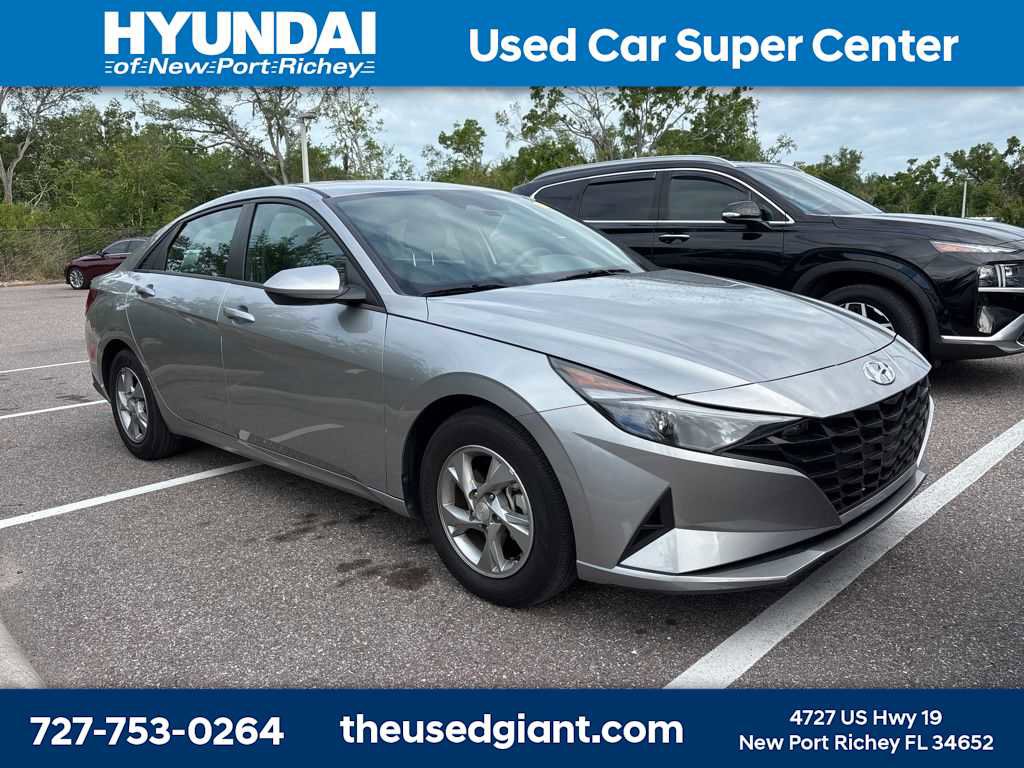 Used 2023 Hyundai Elantra SE w/ Cargo Package image 4