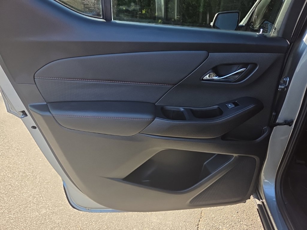 Used 2023 Chevrolet Traverse RS FWD image 28