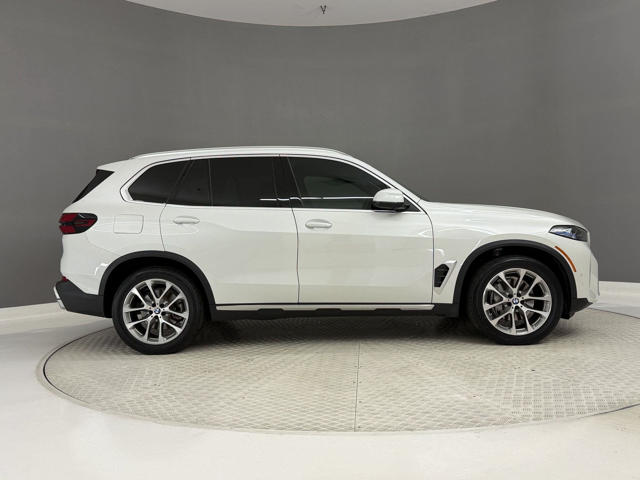 Used 2024 BMW X5 xDrive40i w/ Premium Package AWD/4WD image 8