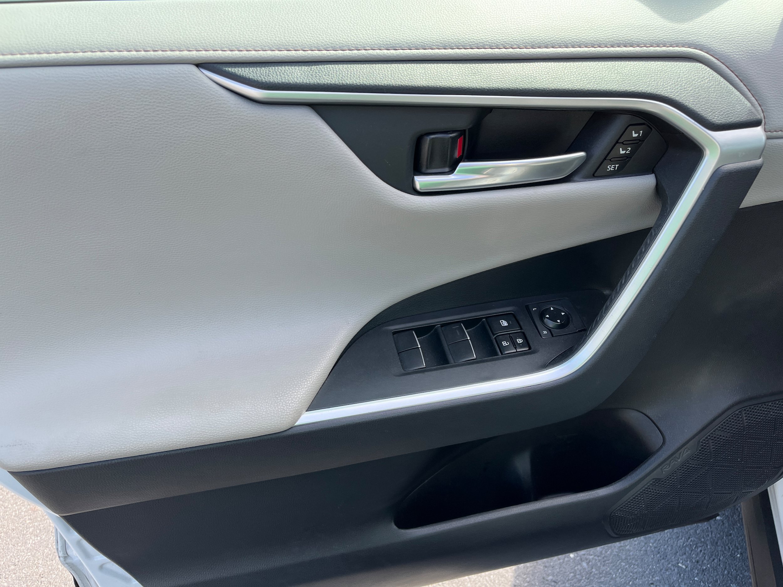Used 2019 Toyota RAV4 Limited w/ Carpet Mat Package AWD/4WD image 17