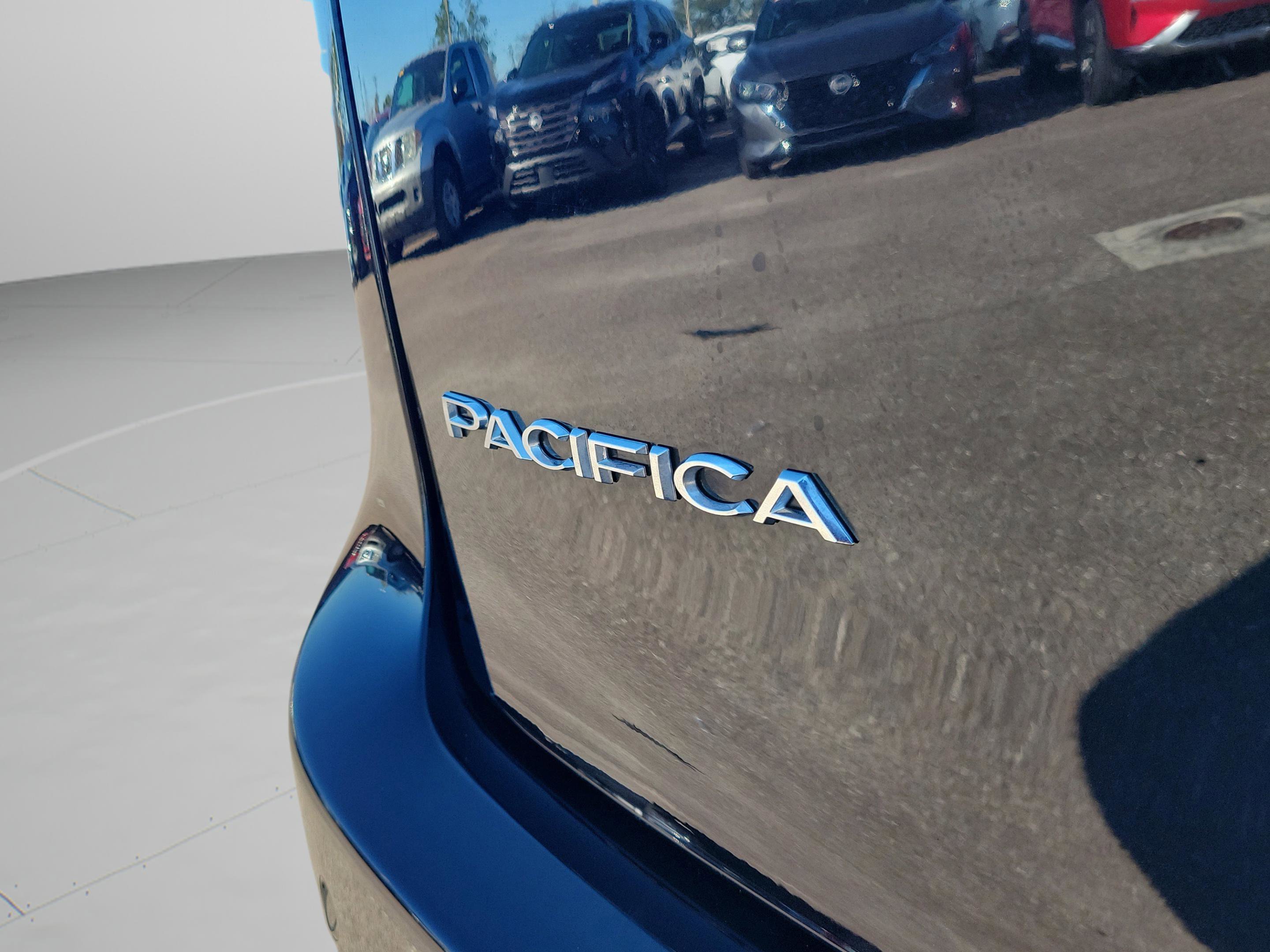 Used 2024 Chrysler Pacifica Touring-L image 7