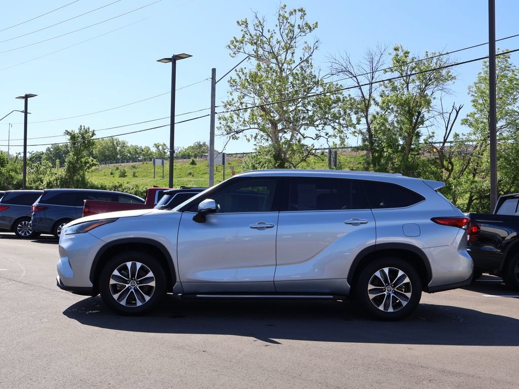 Used 2022 Toyota Highlander XLE FWD image 4