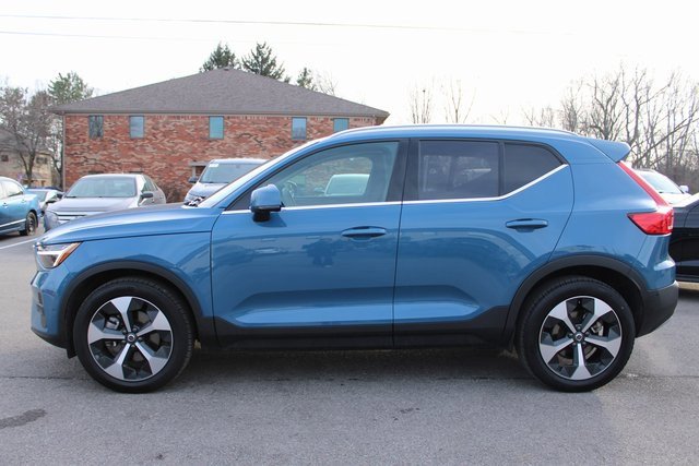 Used 2025 Volvo XC40 B5 Plus image 5