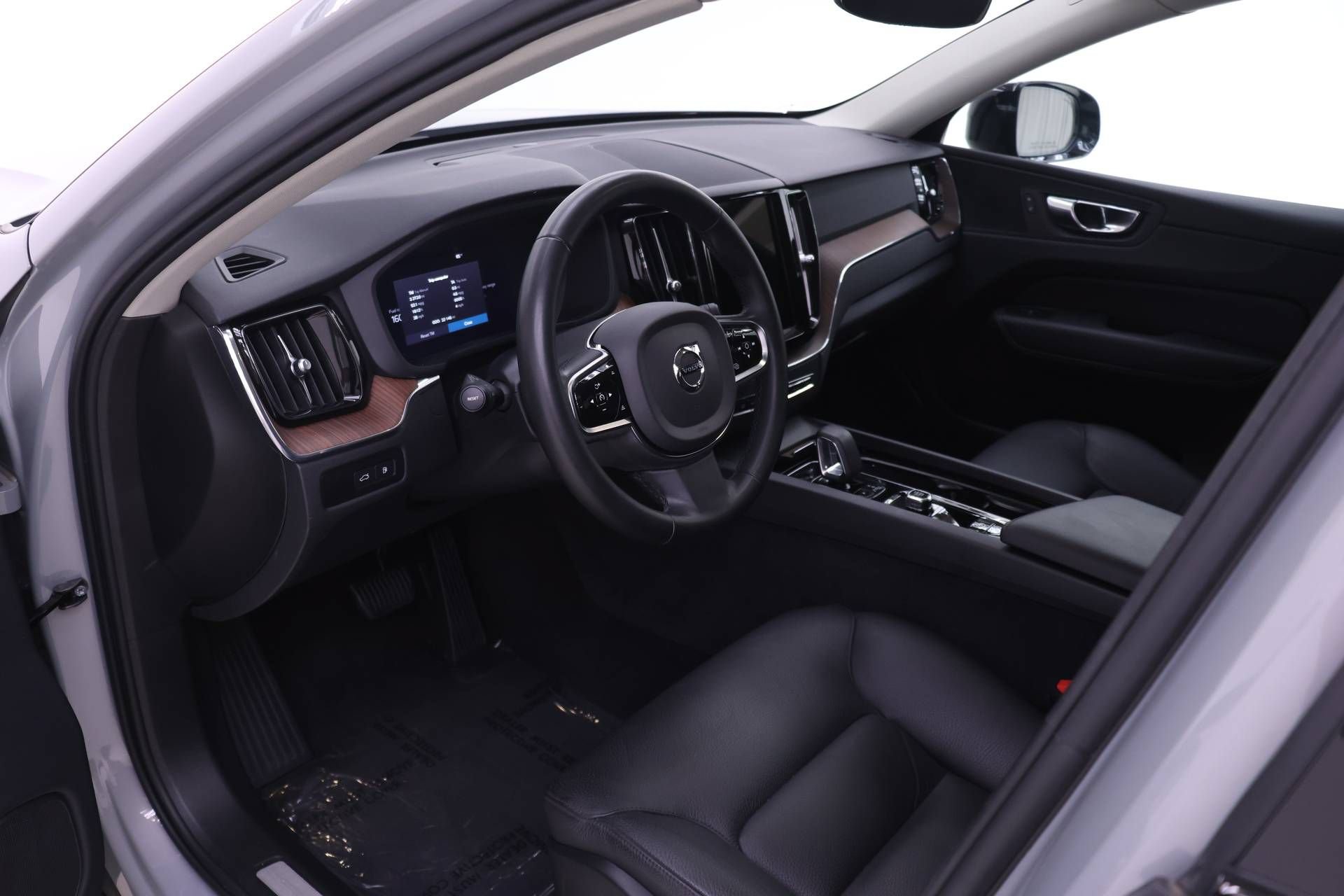 Certified 2024 Volvo XC60 T8 Plus w/ Climate Package AWD/4WD image 6