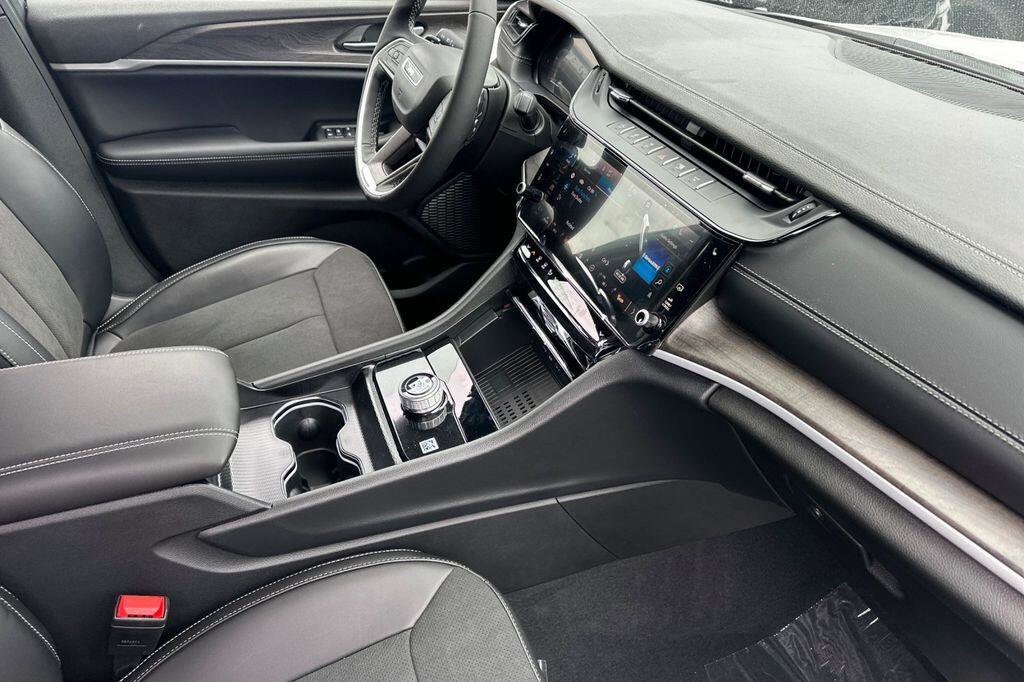 New 2026 Jeep Grand Cherokee L 2WD image 17