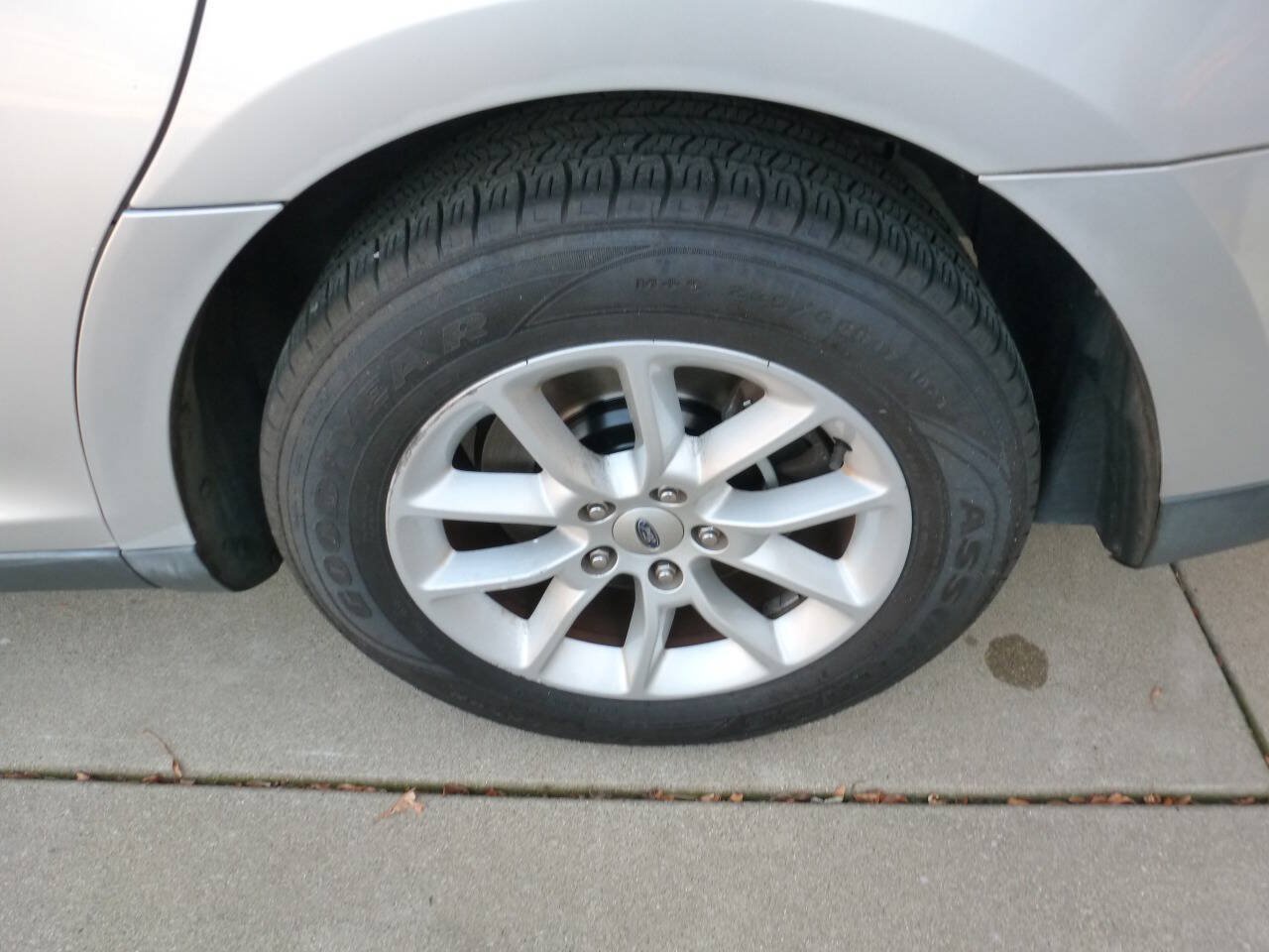 Used 2015 Ford Taurus SE FWD image 14