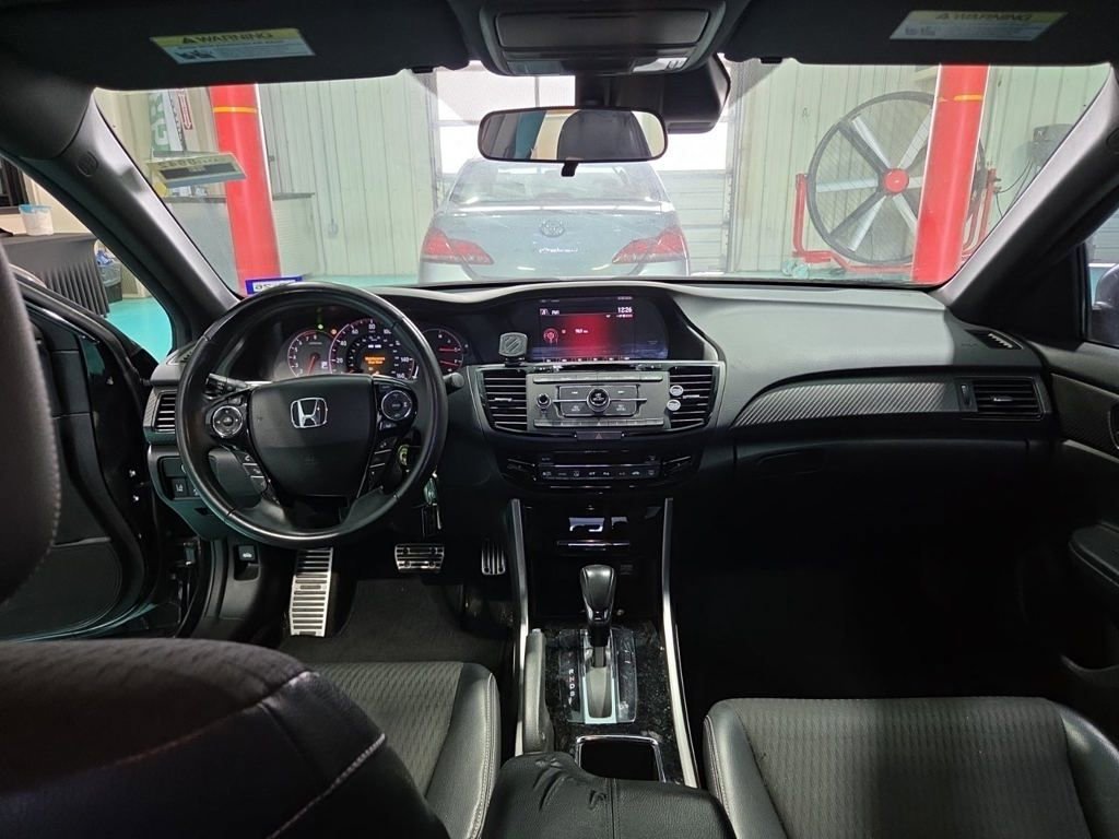 Used 2017 Honda Accord Sport image 9