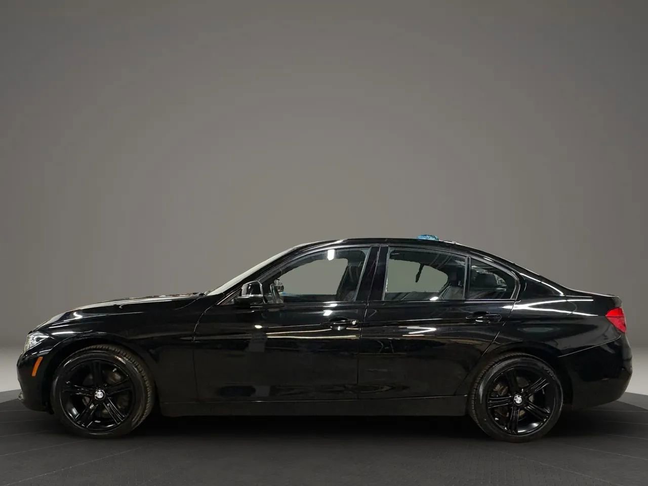 Used 2017 BMW 330i xDrive Sedan AWD/4WD image 5