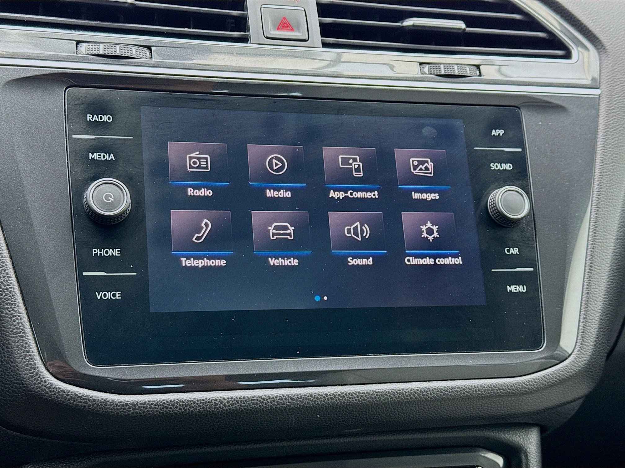 Used 2018 Volkswagen Tiguan SE w/ Panoramic Sunroof Package AWD/4WD image 9