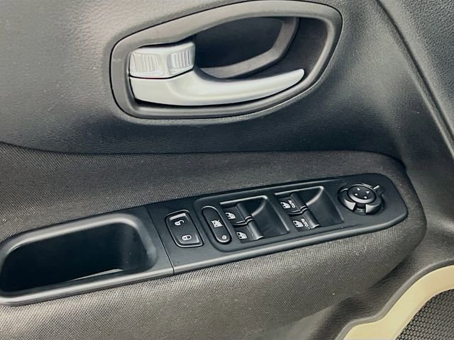 Used 2016 Jeep Renegade Latitude image 9