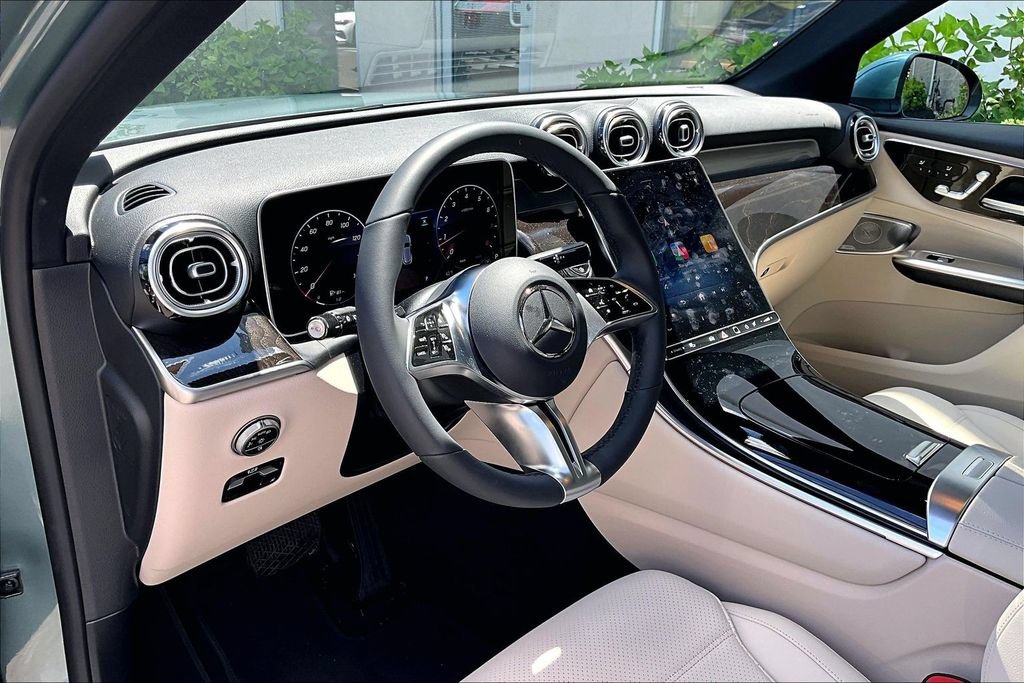 Used 2025 Mercedes-Benz GLC 300 4MATIC image 13