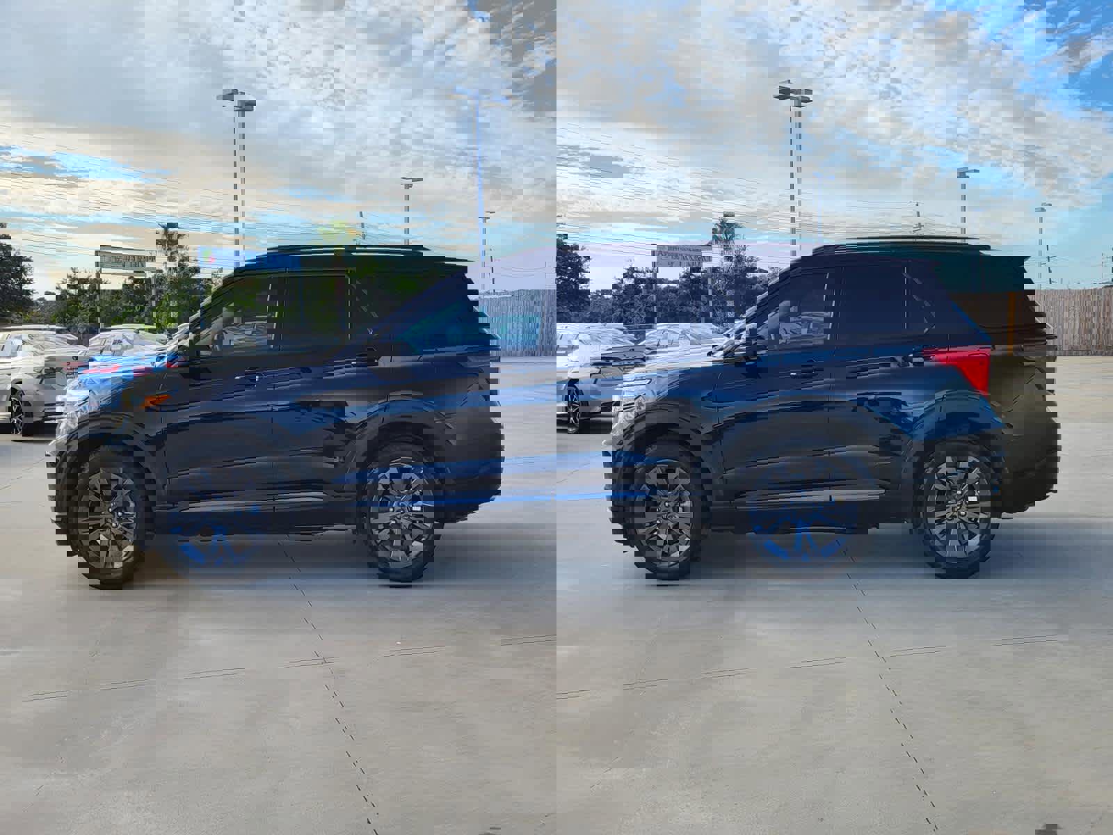 Used 2023 Ford Explorer XLT w/ Equipment Group 202A image 2