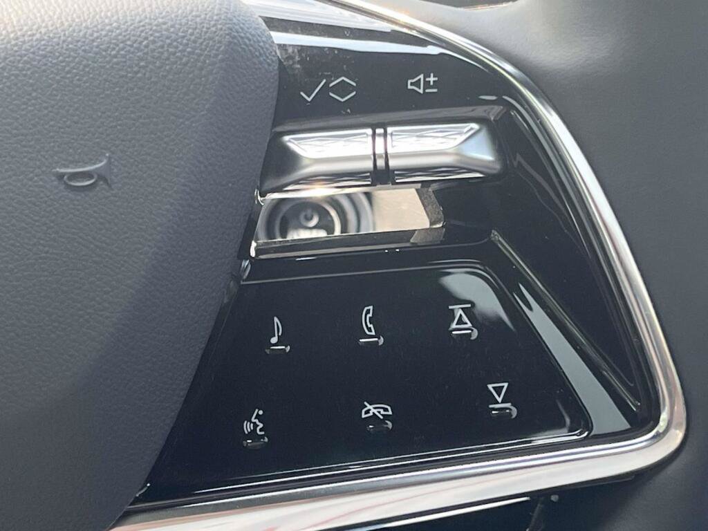 Used 2025 Cadillac Lyriq Luxury AWD/4WD image 31