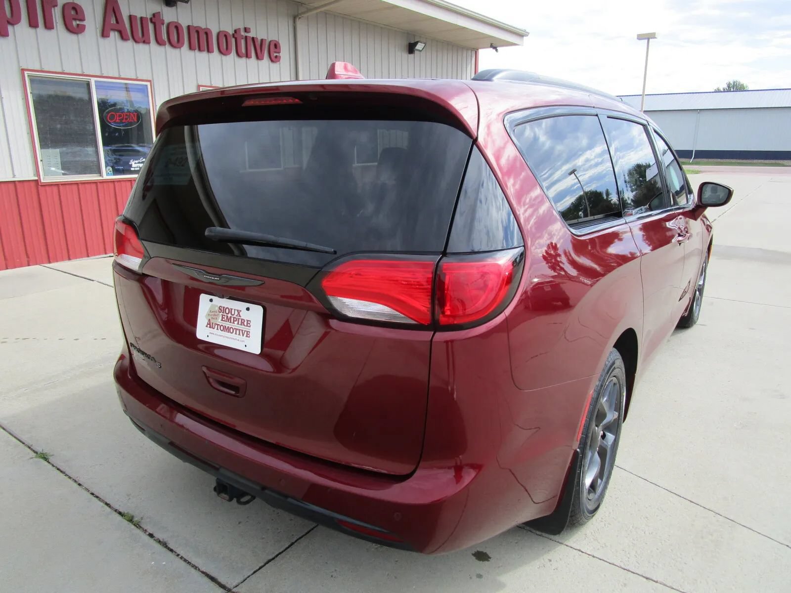Used 2018 Chrysler Pacifica Touring-L FWD image 9
