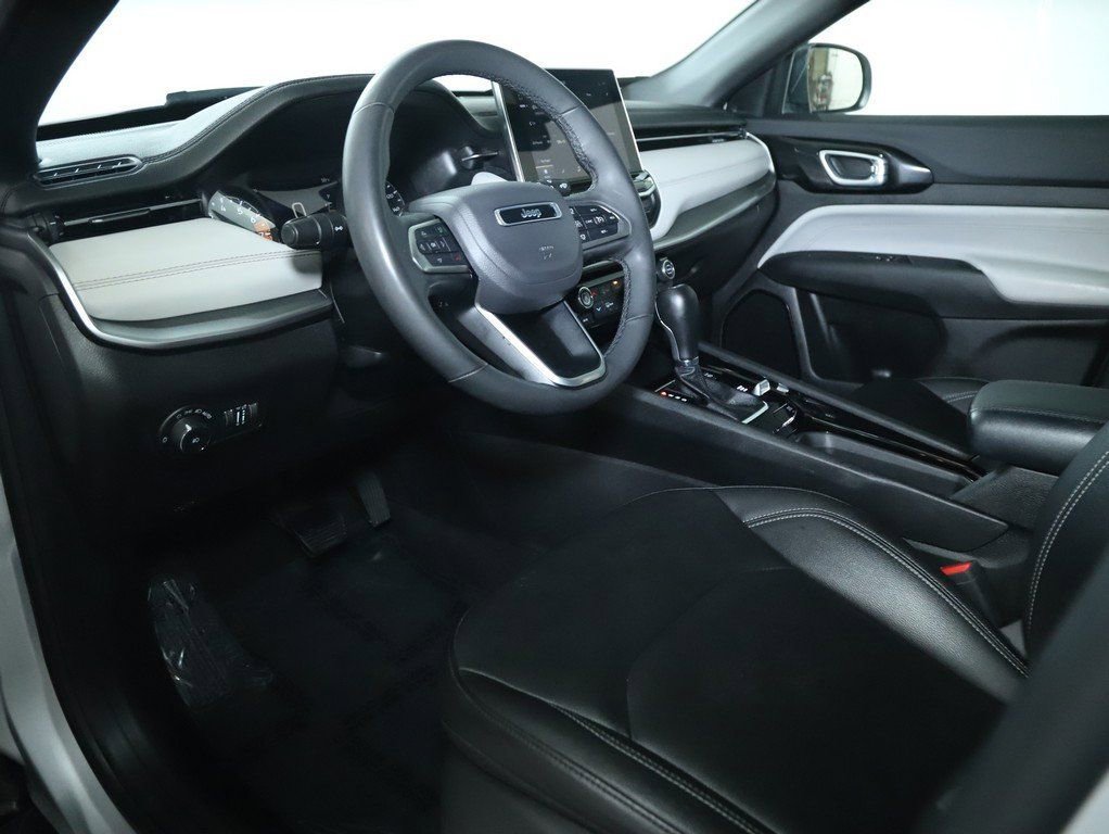 Used 2025 Jeep Compass Limited AWD/4WD image 17