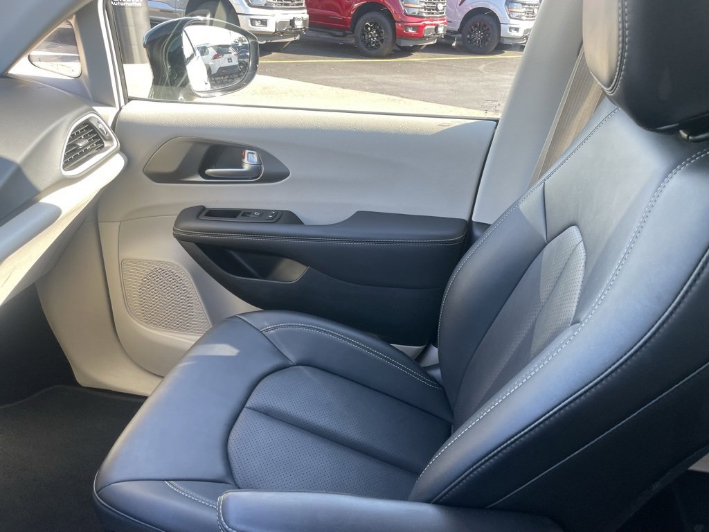 Used 2024 Chrysler Pacifica Touring-L image 20