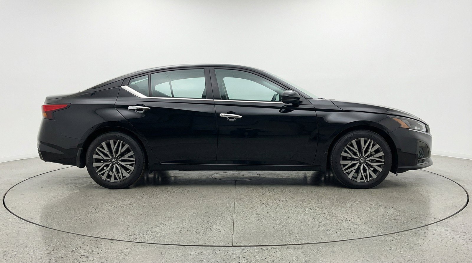 Used 2025 Nissan Altima 2.5 SV FWD image 11