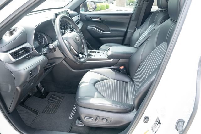 Used 2021 Toyota Highlander XSE FWD image 18