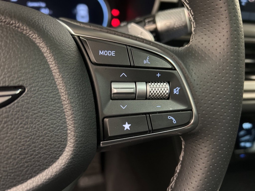 Used 2025 Genesis G70 2.5T image 18