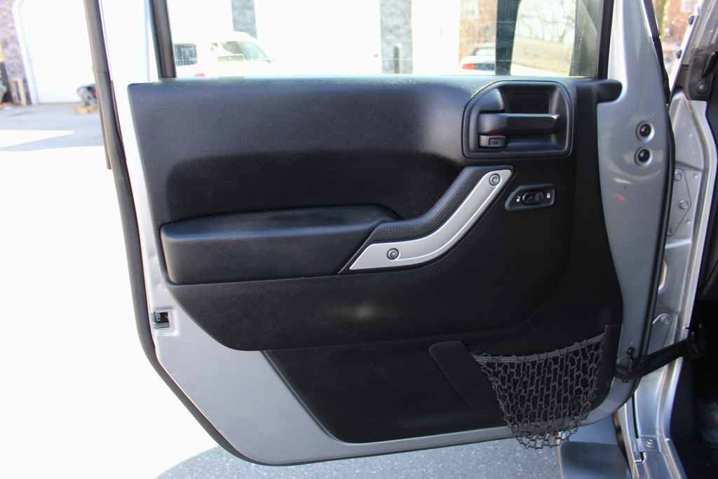 Used 2016 Jeep Wrangler Unlimited Sahara w/ Dual Top Group image 10